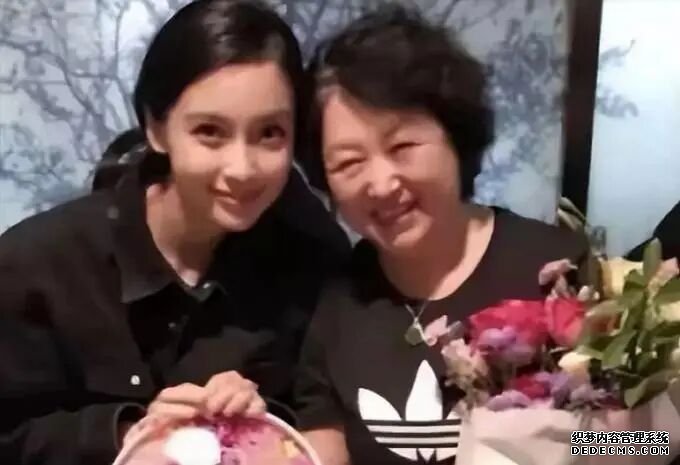 杨颖送子过秋假和前婆婆聚餐 全程微笑情商高(3)