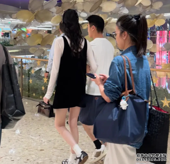 奚梦瑶本人漂亮吗?陪婆婆参加电影首映礼 乖巧站在身后(2)