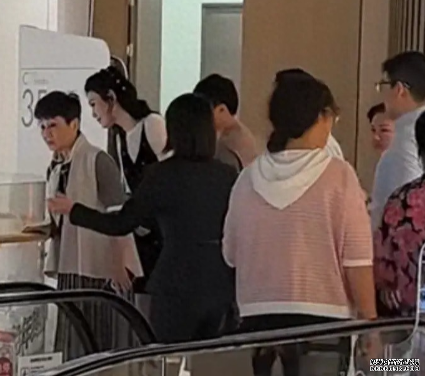 奚梦瑶本人漂亮吗?陪婆婆参加电影首映礼 乖巧站在身后