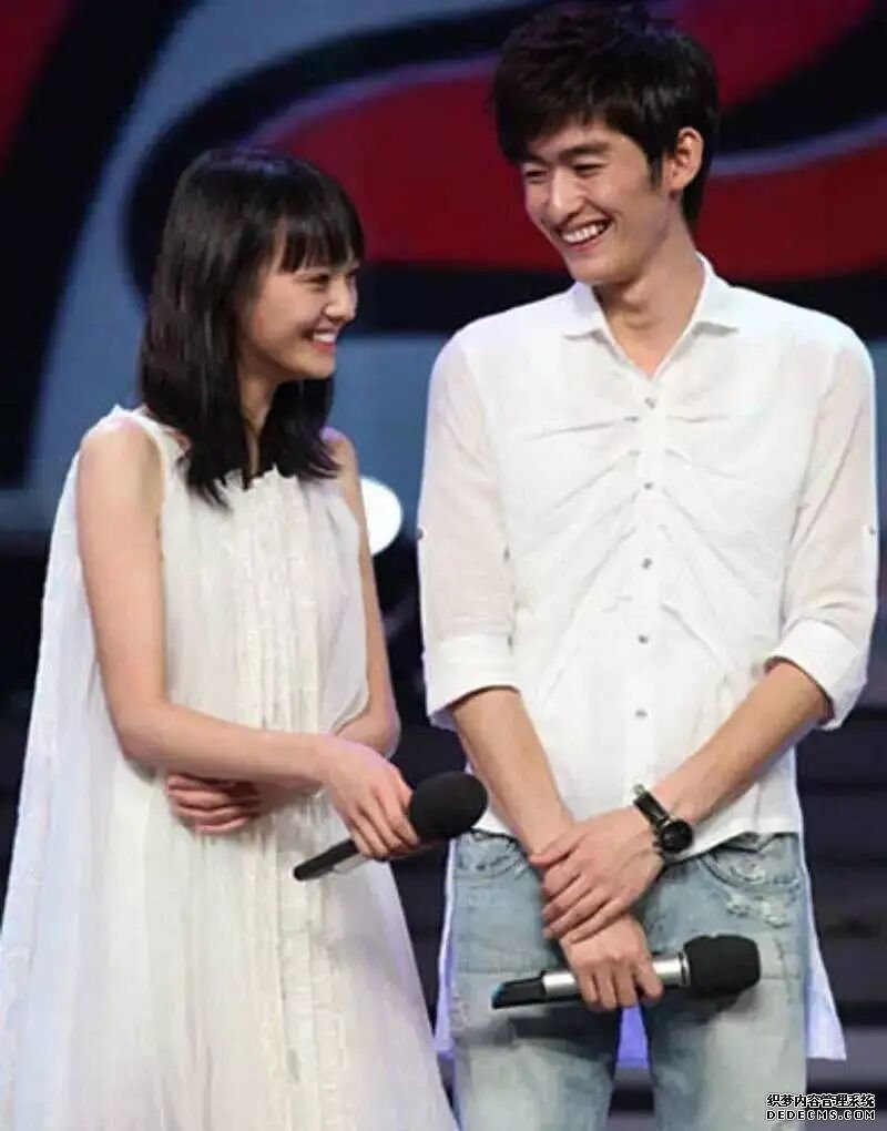 张翰现状最新消息 41岁张翰看"婚房" 售楼小姐姐蹲地服务