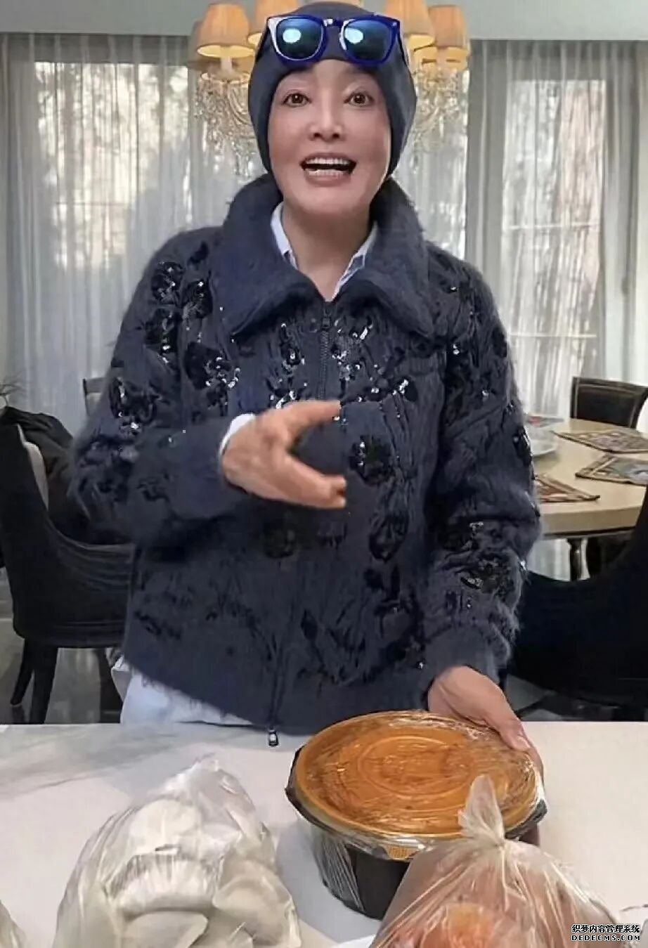 张兰去汪小菲家过冬至 做醉蟹 包饺子 给马筱梅做牛排!