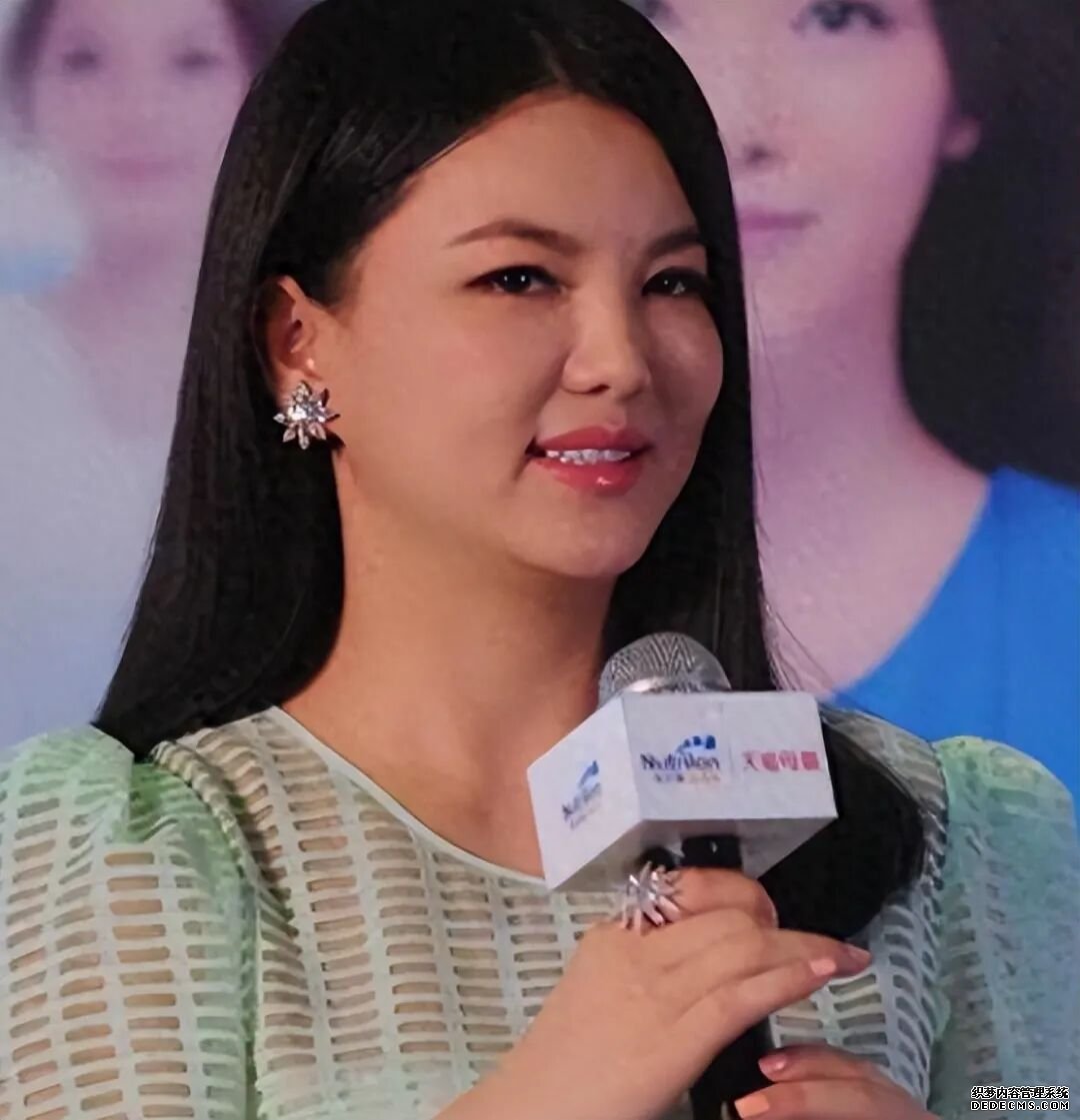 李湘闺女多大了?女儿才16岁 就往霍启刚 何超琼大佬圈里硬挤