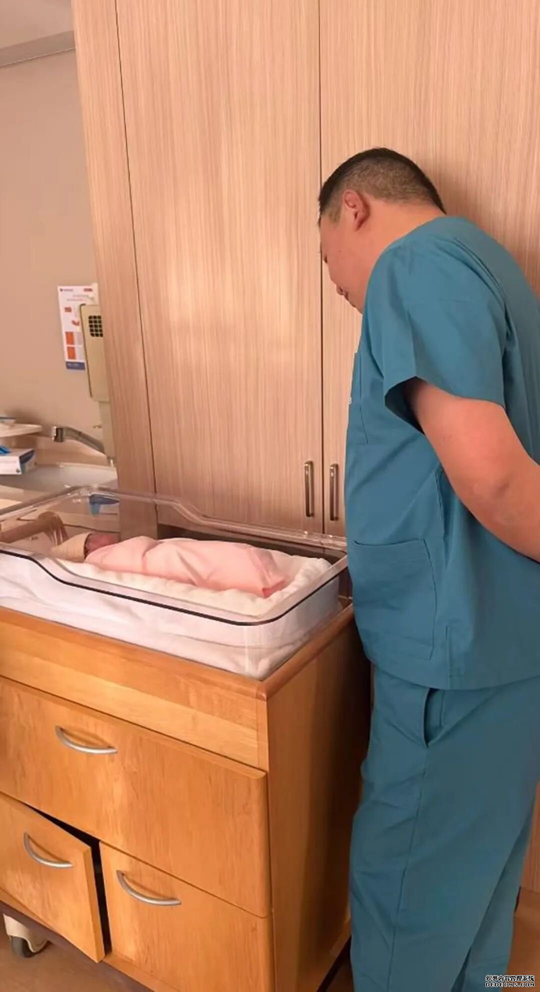 44岁阎鹤祥官宣当爸 一家三口照片曝光好幸福(4)